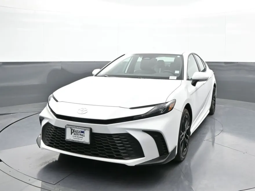 2025 Toyota Camry SE Hybrid photo 1