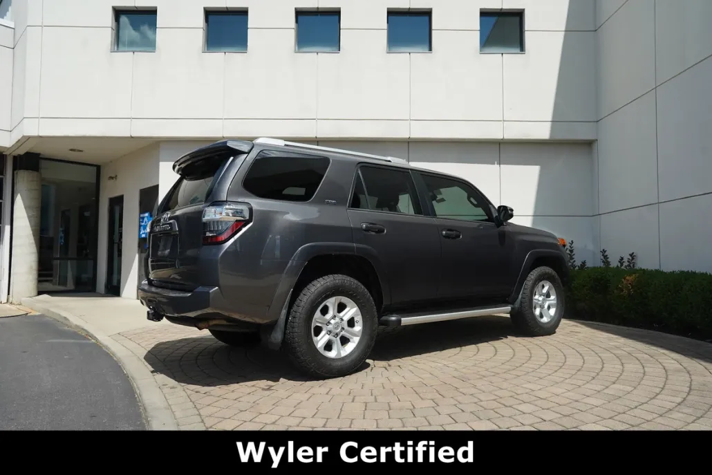 2017 Toyota 4Runner SR5 Premium photo 1