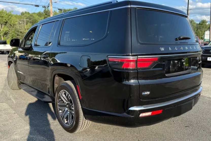 2024 Jeep Wagoneer L Series II photo 1