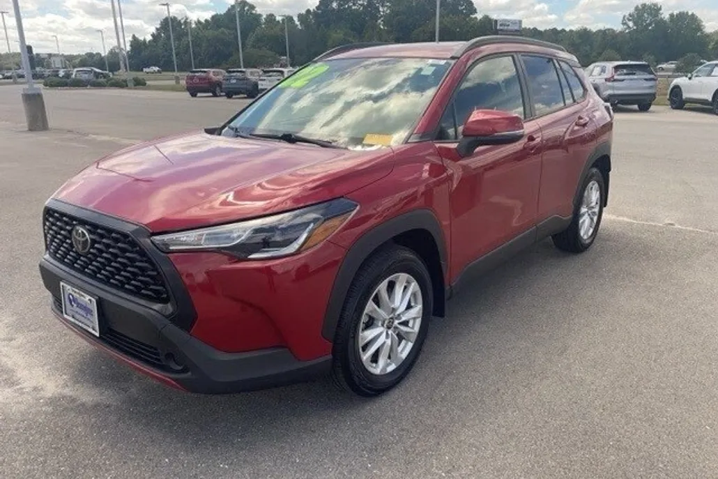 2022 Toyota Corolla Cross LE photo 1