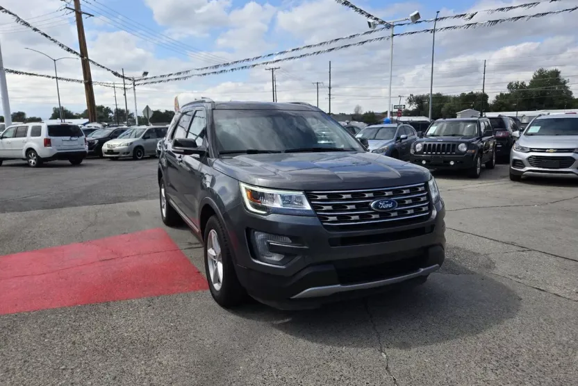 2017 Ford Explorer XLT photo 1