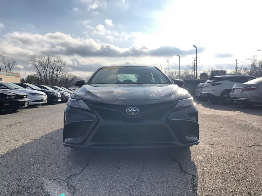 2022 Toyota Camry SE photo 1