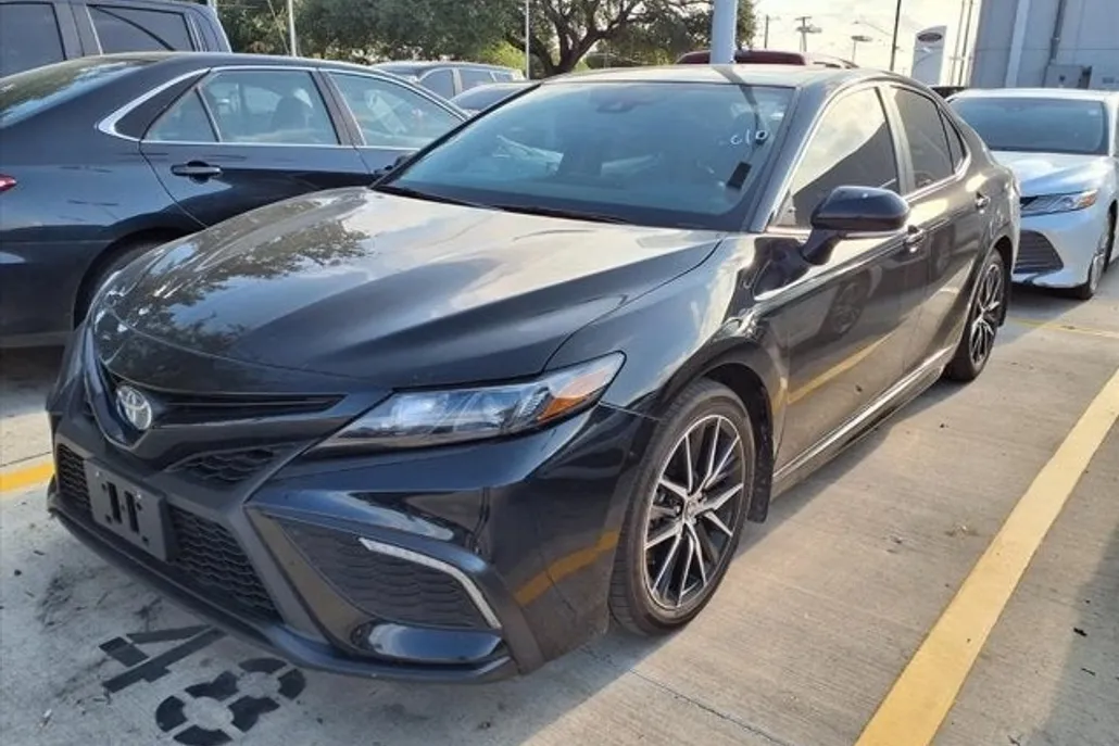 2024 Toyota Camry Hybrid SE photo 1