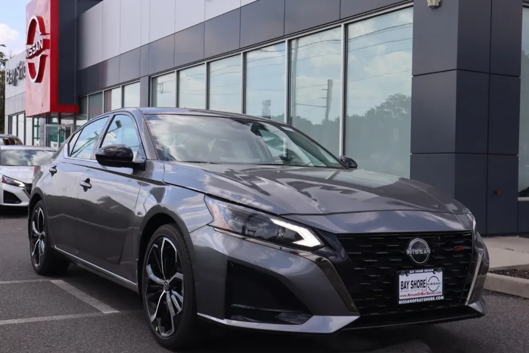 2025 Nissan Altima SR photo 1