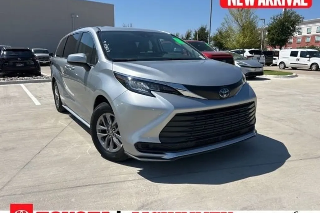 2022 Toyota Sienna LE photo 1