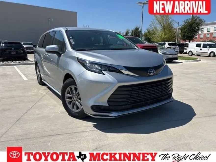 2022 Toyota Sienna LE photo 1