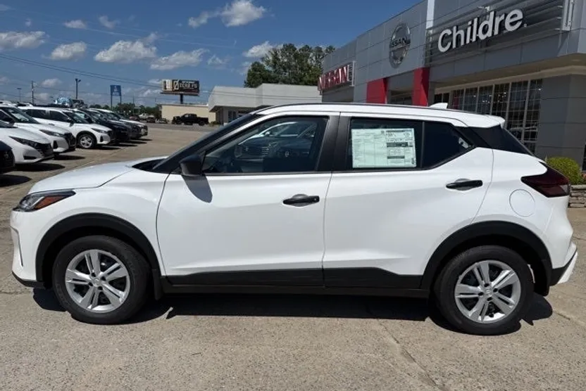 2025 Nissan Kicks Play S photo 1