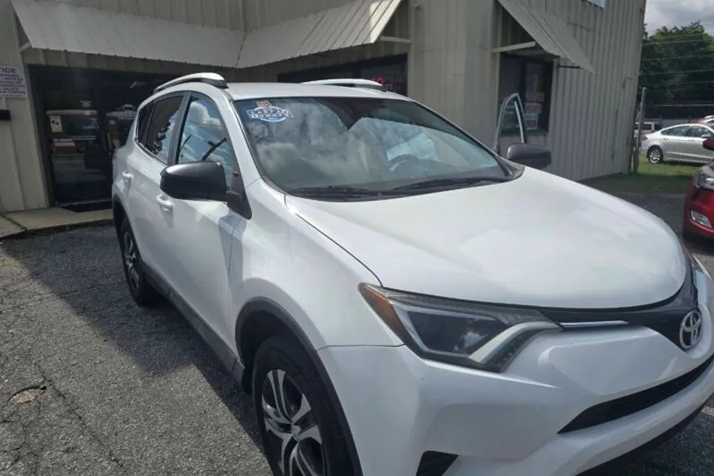 2016 Toyota RAV4 LE photo 1