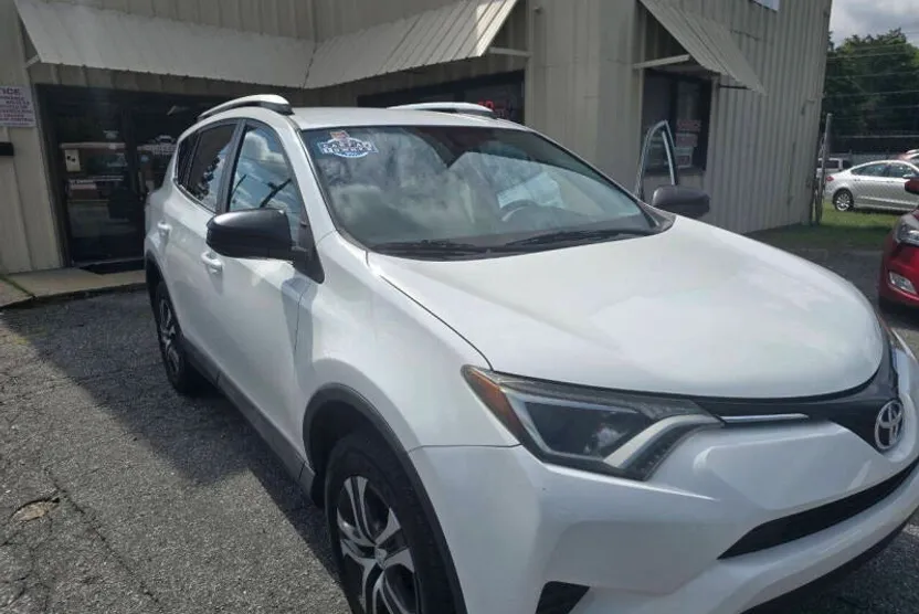 2016 Toyota RAV4 LE photo 1