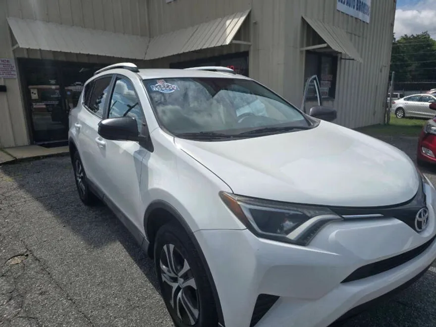 2016 Toyota RAV4 LE photo 1