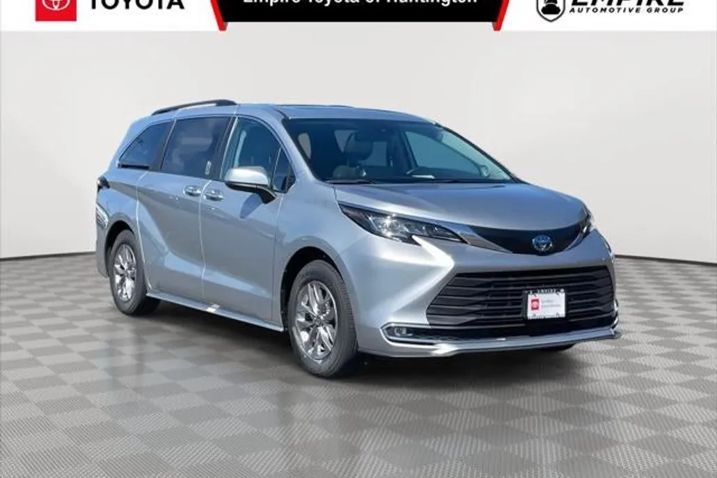 2022 Toyota Sienna XLE photo 1