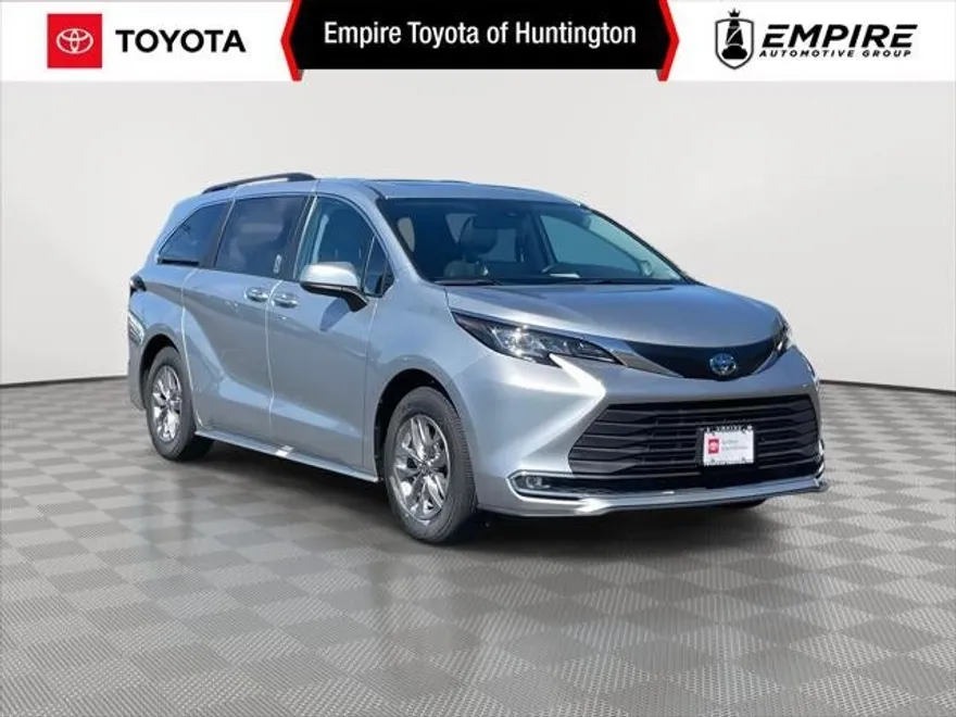 2022 Toyota Sienna XLE photo 1