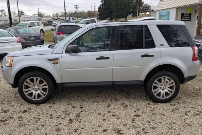 2008 Land Rover LR2 SE photo 1