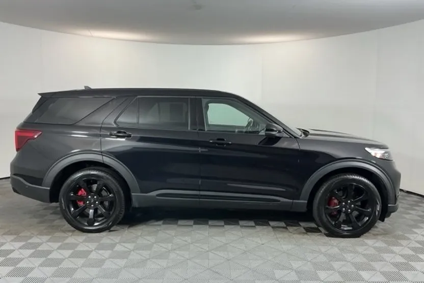 2022 Ford Explorer ST photo 1