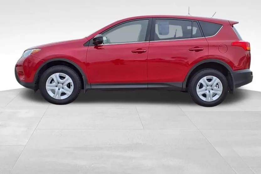 2015 Toyota RAV4 LE photo 1