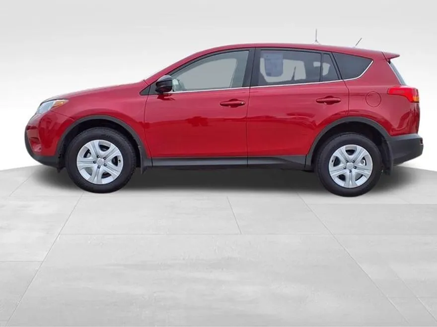 2015 Toyota RAV4 LE photo 1