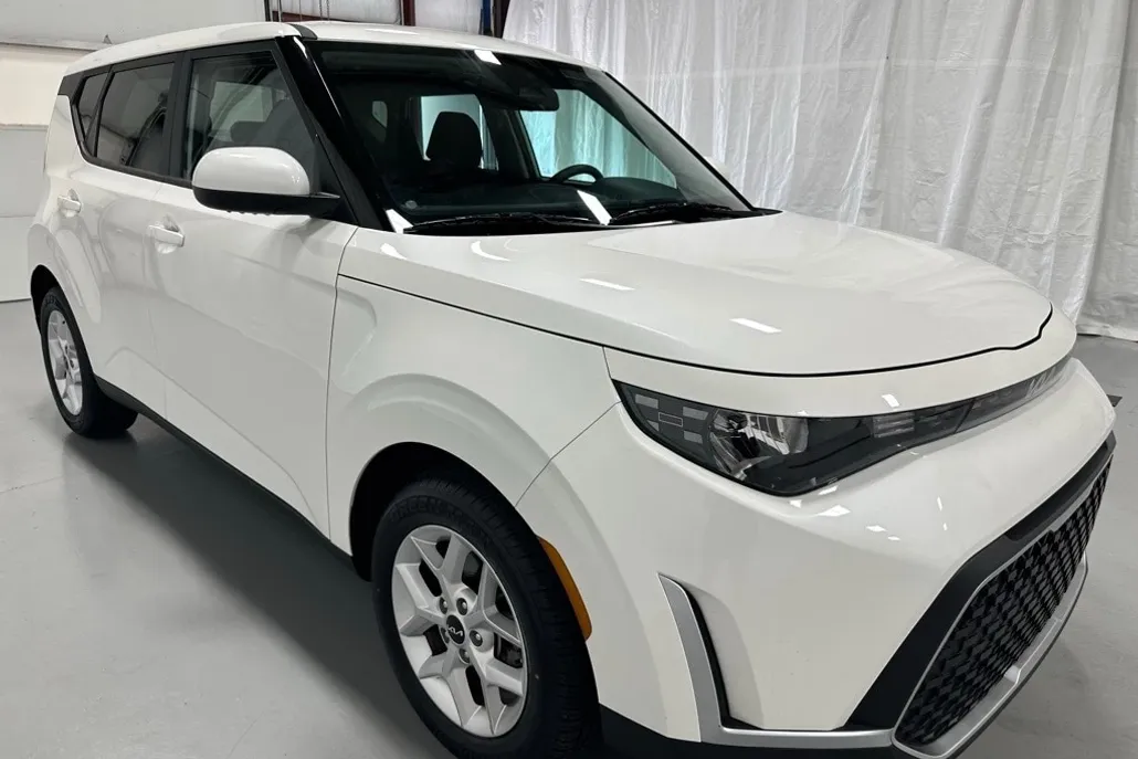 2024 Kia Soul LX photo 1