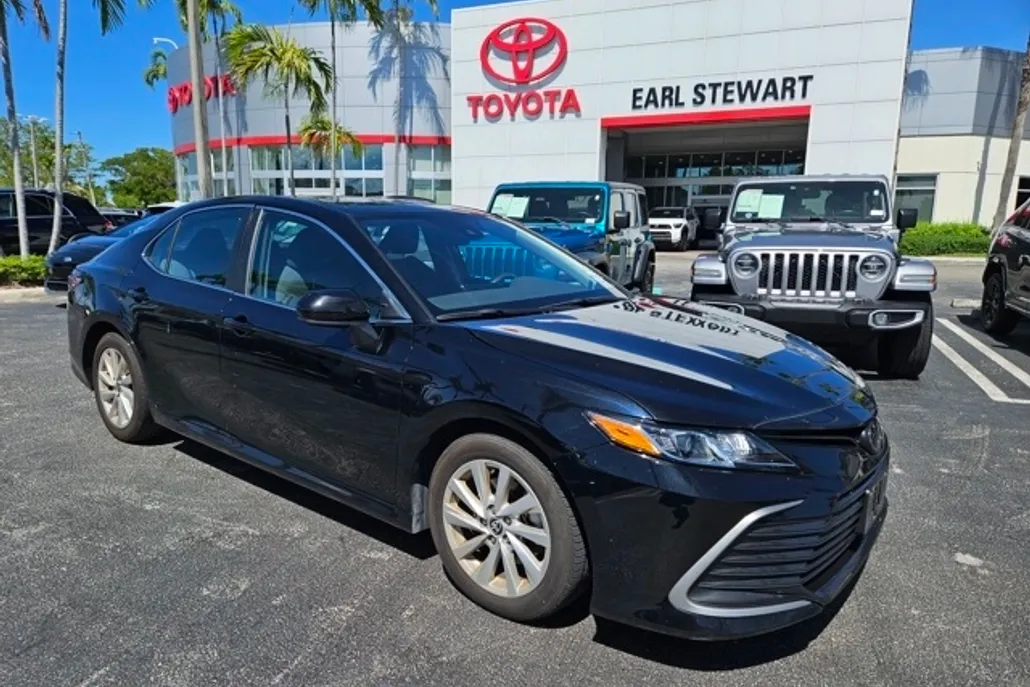 2023 Toyota Camry LE photo 1