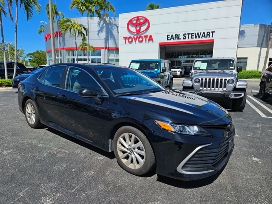 2023 Toyota Camry LE photo 1