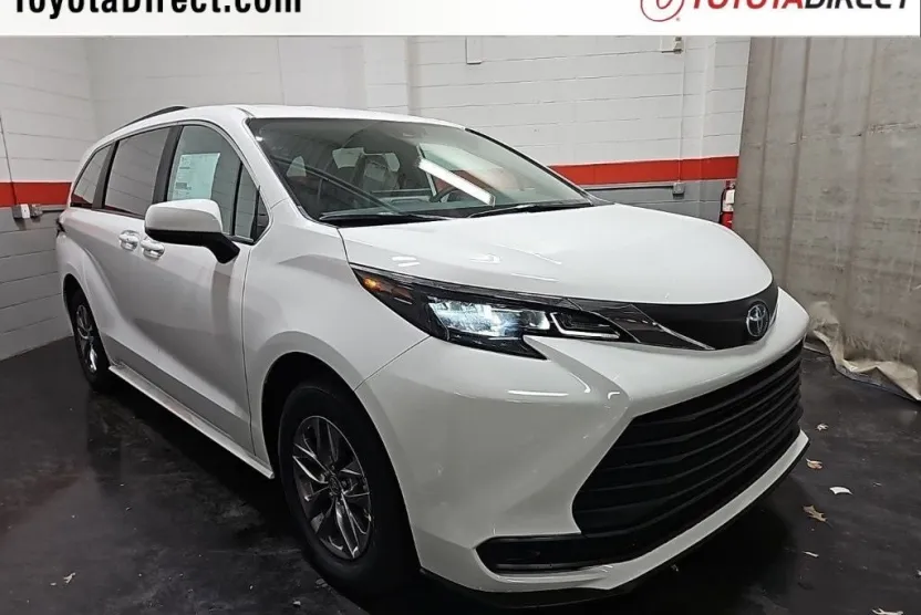 2025 Toyota Sienna LE photo 1