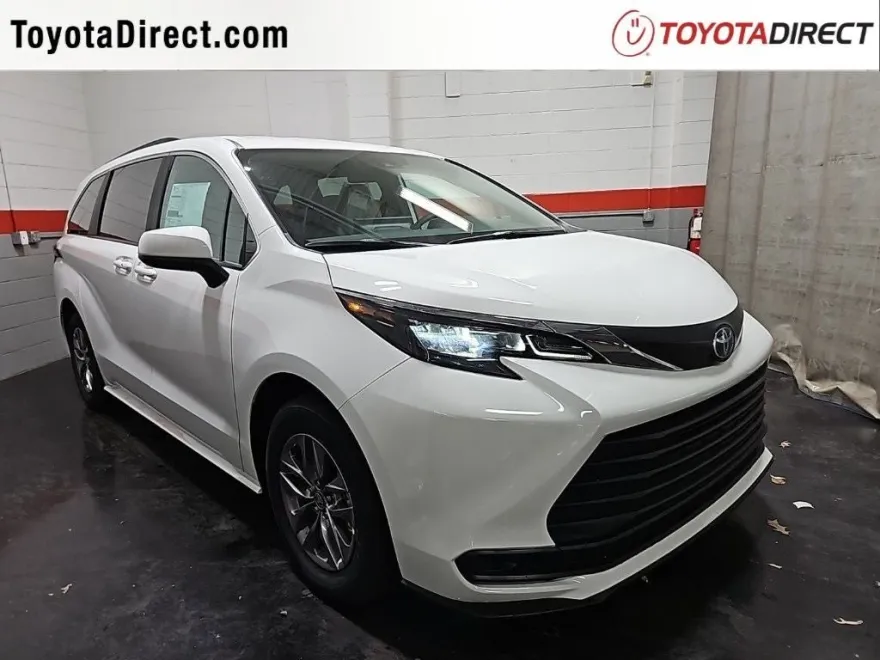 2025 Toyota Sienna LE photo 1
