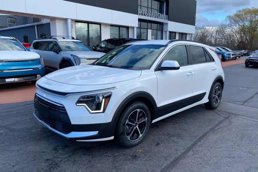 2025 Kia Niro LX photo 1