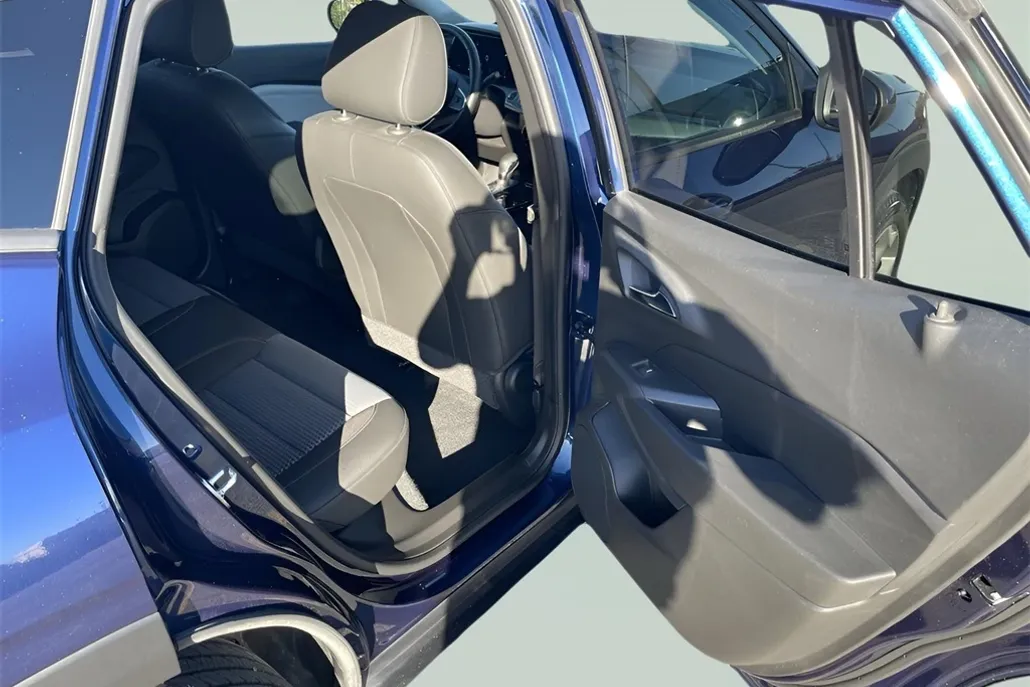 2024 Chevrolet Trax LT photo 1