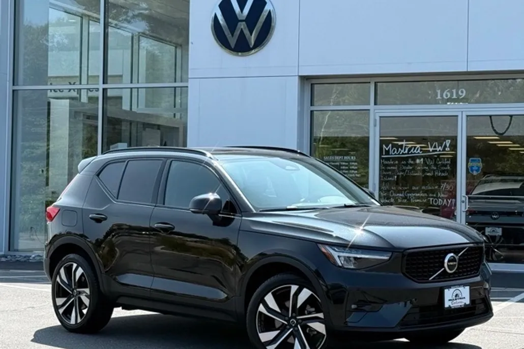 2025 Volvo XC40 Plus photo 1
