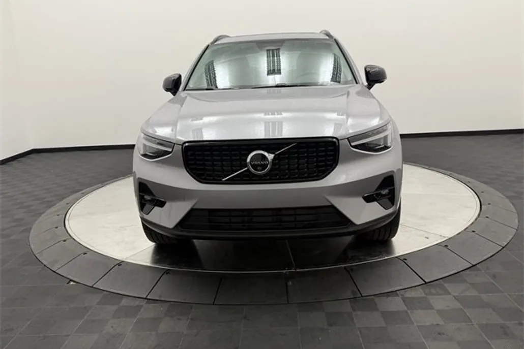 2026 Volvo XC40 photo 1