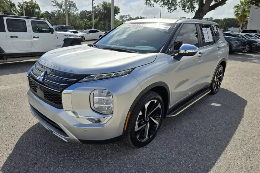 2022 Mitsubishi Outlander SE photo 1