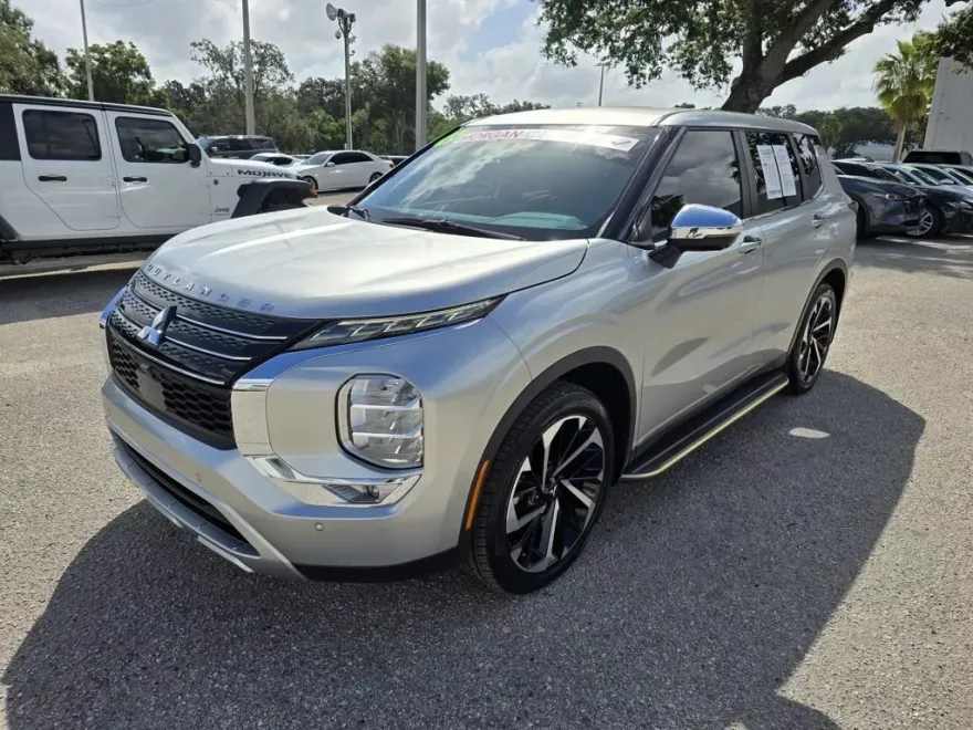 2022 Mitsubishi Outlander SE photo 1