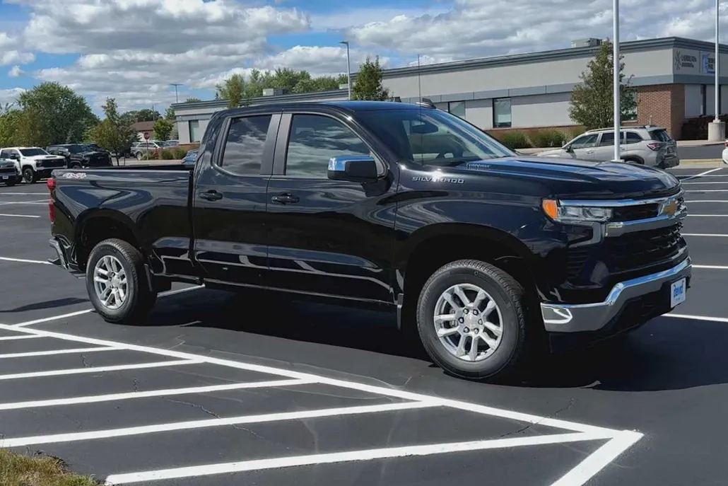 2026 Chevrolet Silverado 1500 LT photo 1