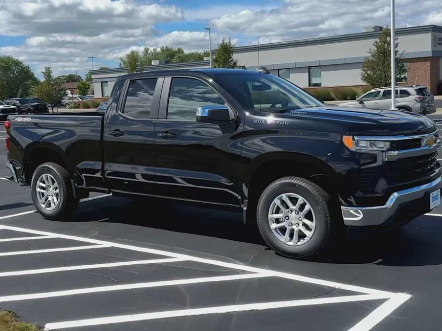 2026 Chevrolet Silverado 1500 LT photo 1