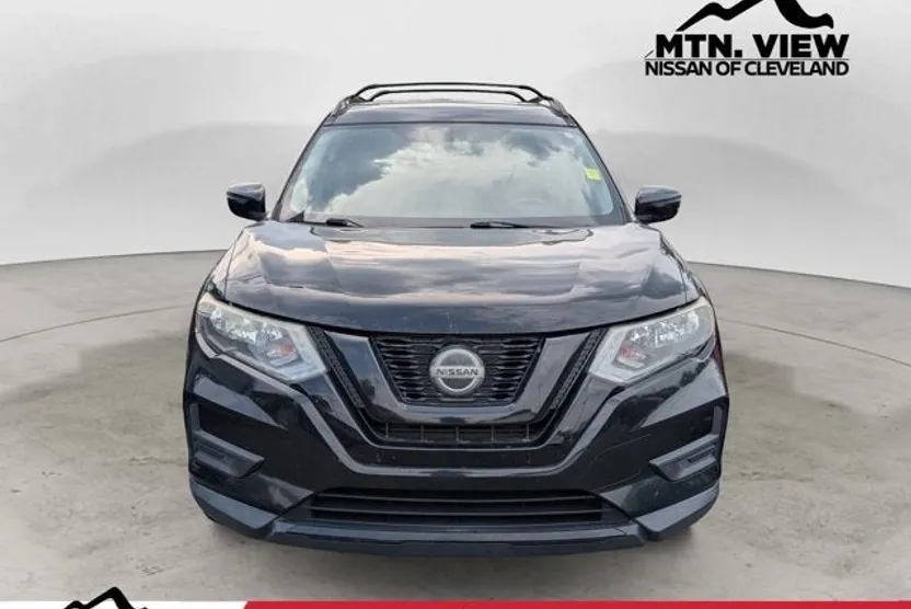2018 Nissan Rogue SV photo 1