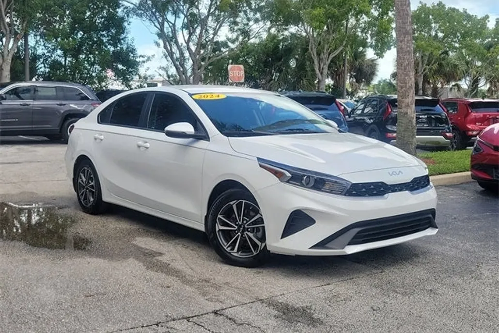 2024 Kia Forte LXS photo 1