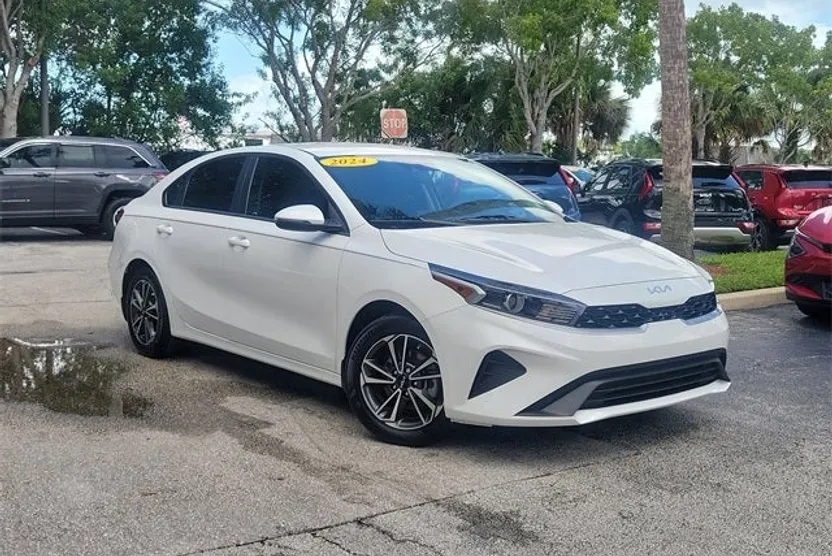 2024 Kia Forte LXS photo 1