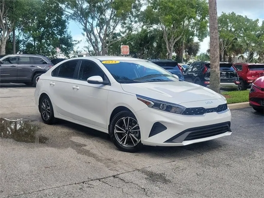 2024 Kia Forte LXS photo 1
