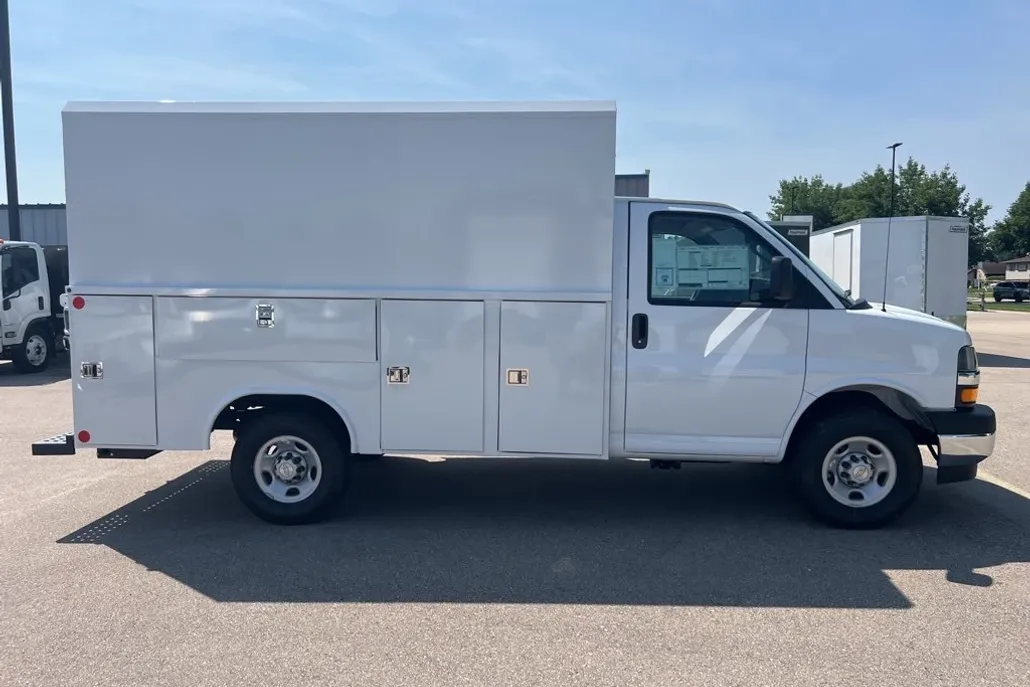 2025 Chevrolet Express Cutaway 3500 photo 1