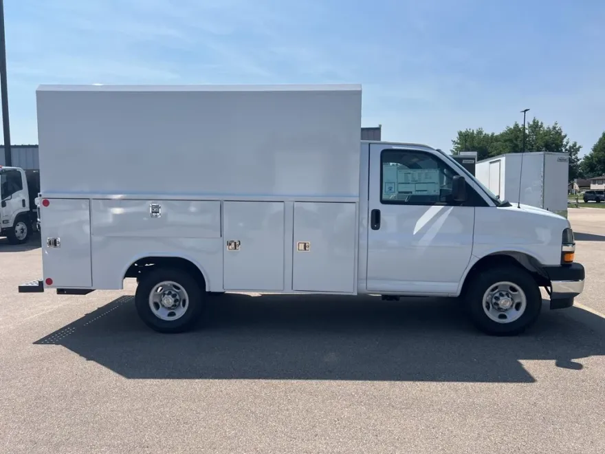 2025 Chevrolet Express Cutaway 3500 photo 1