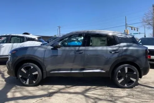 2025 Nissan Kicks SR photo 2