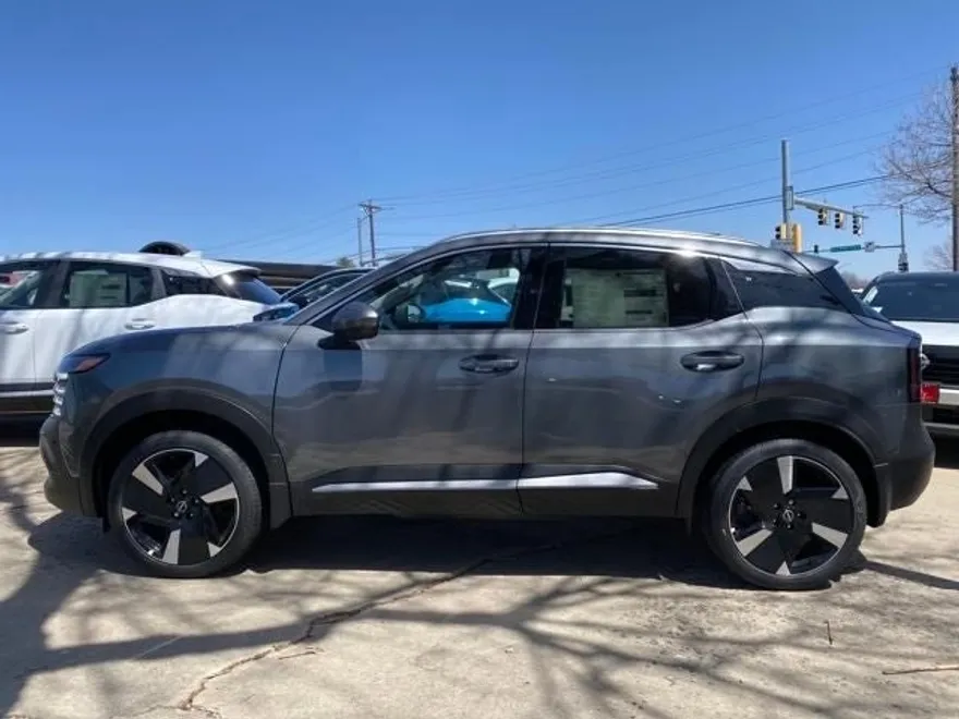 2025 Nissan Kicks SR photo 2