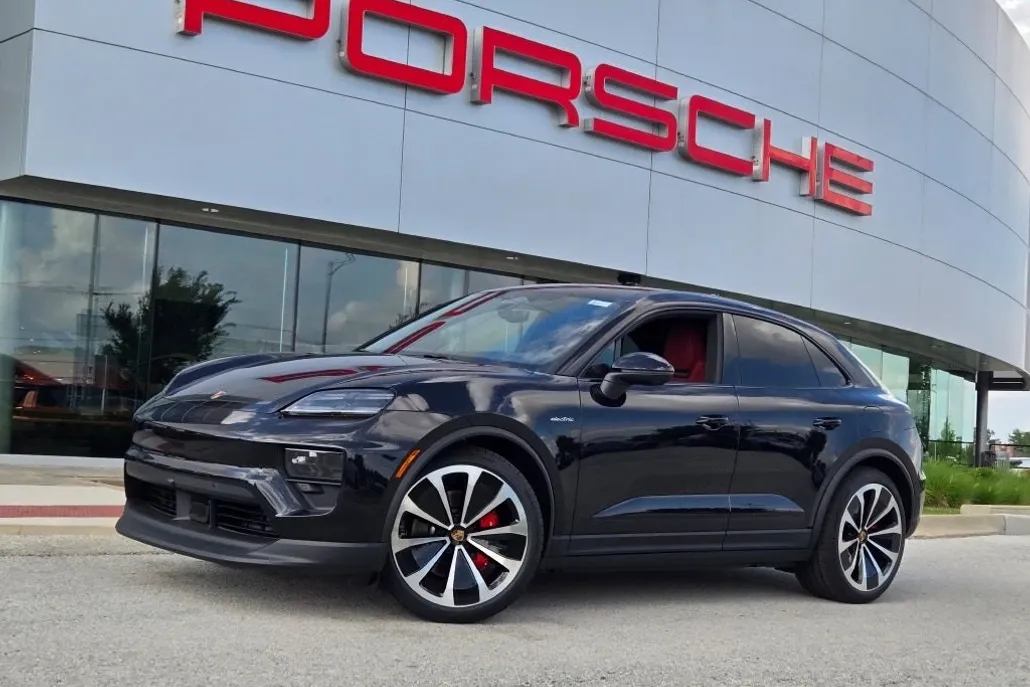 2025 Porsche Macan Electric photo 1