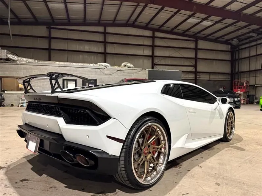 2016 Lamborghini Huracan Coupe photo 5