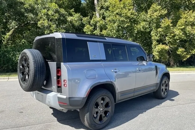 2023 Land Rover Defender SE photo 1