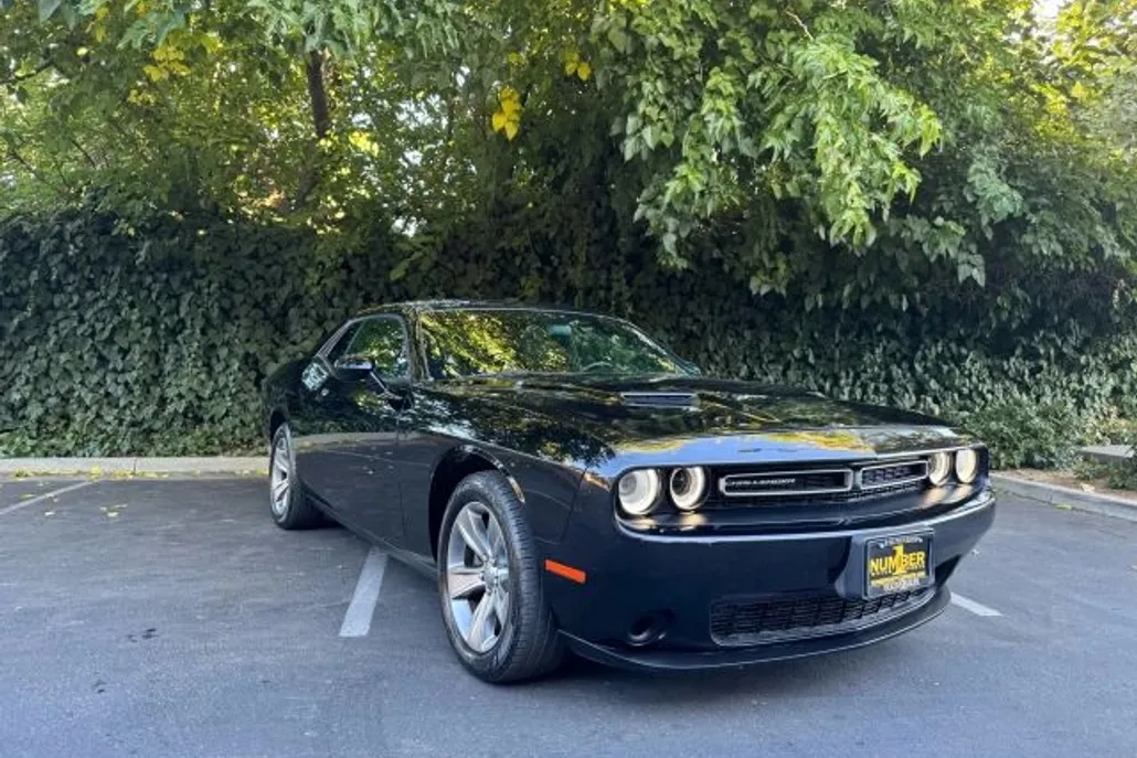 2016 Dodge Challenger SXT photo 1