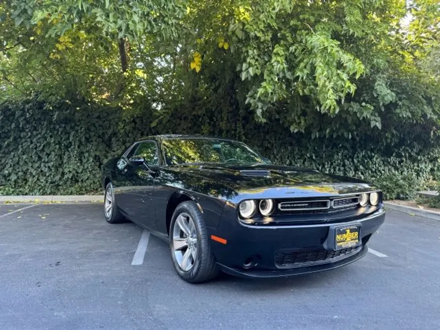 2016 Dodge Challenger SXT photo 1