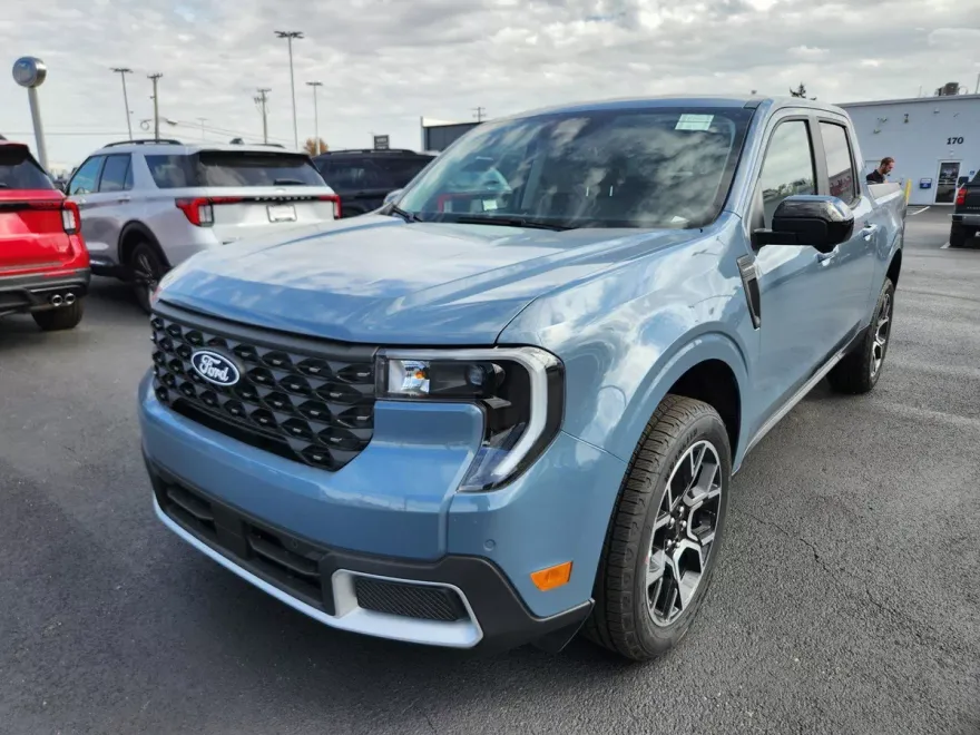 2025 Ford Maverick Lariat photo 1