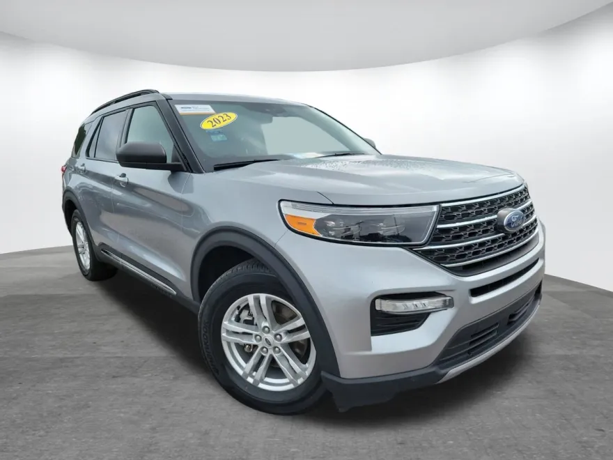 2023 Ford Explorer XLT photo 1