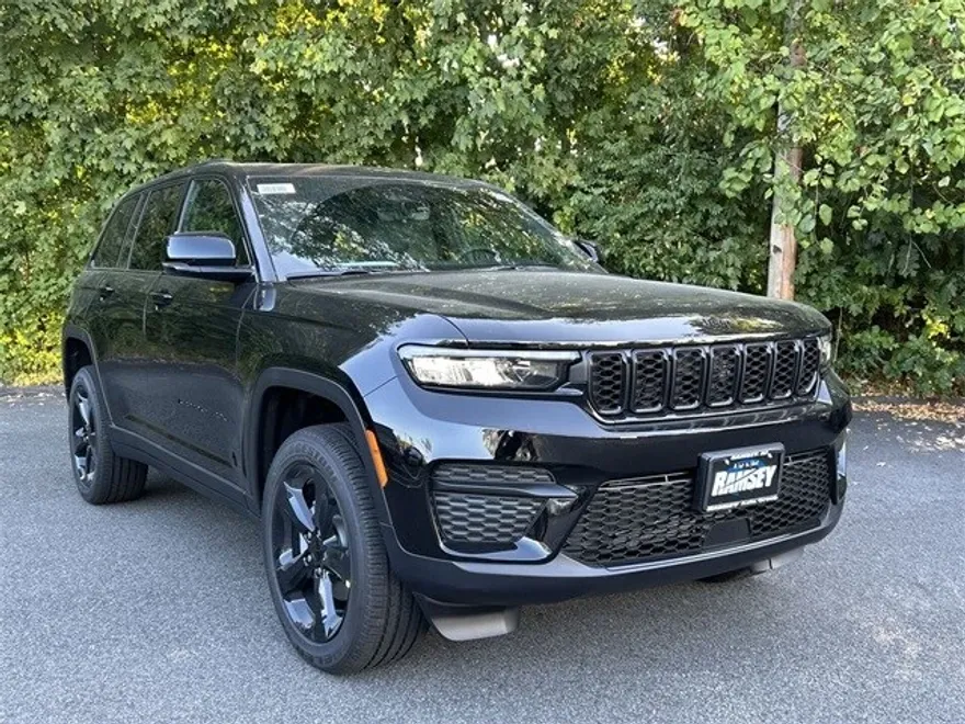 2025 Jeep Grand Cherokee Altitude photo 1