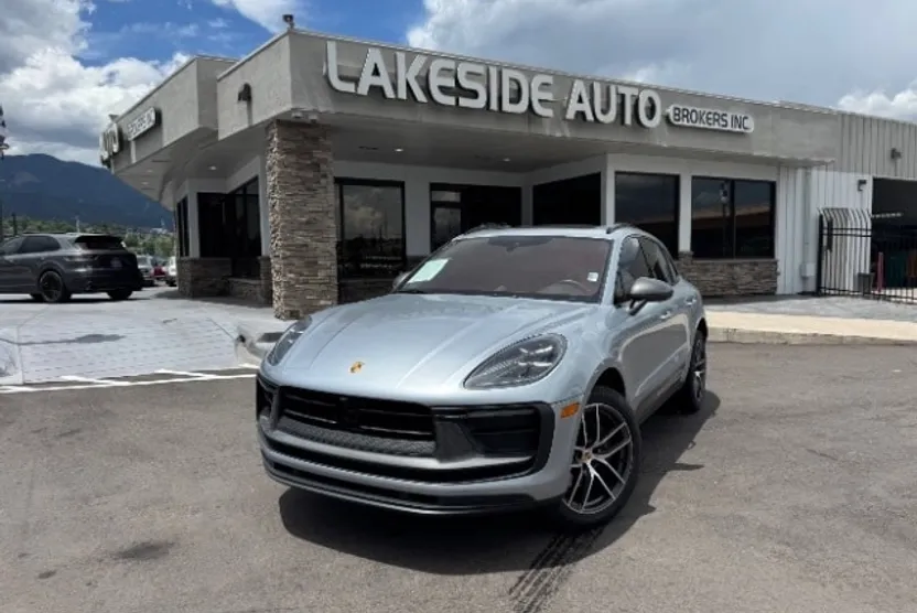 2024 Porsche Macan T photo 1